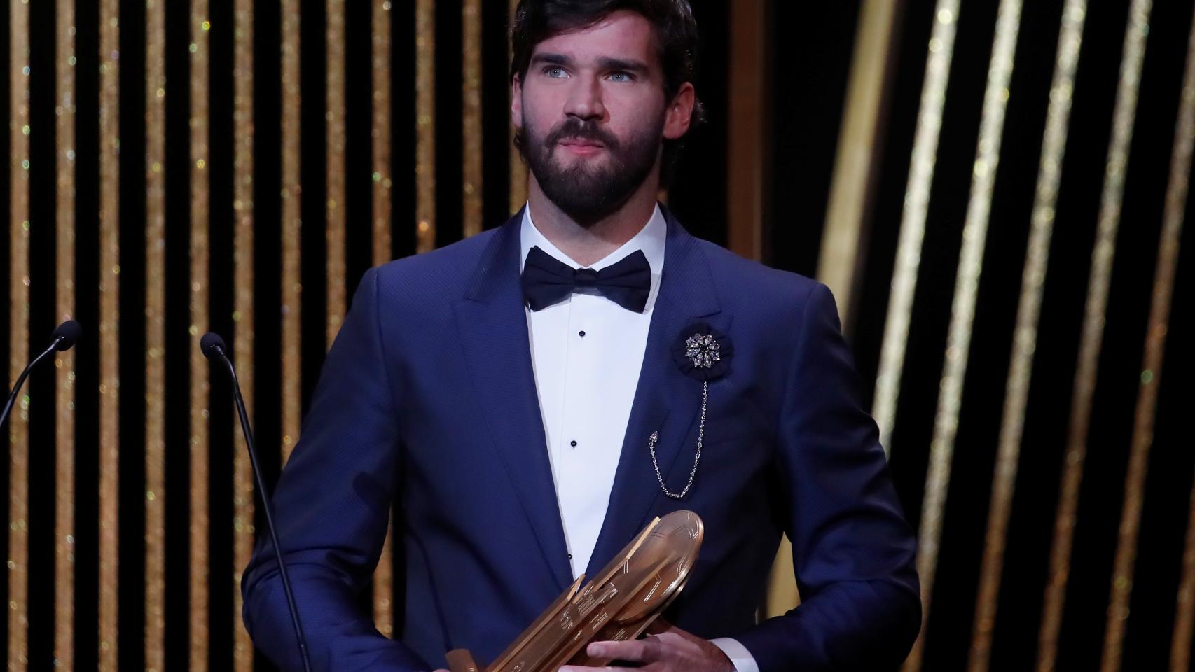 Alisson Becker, premio Yachine al mejor portero del año