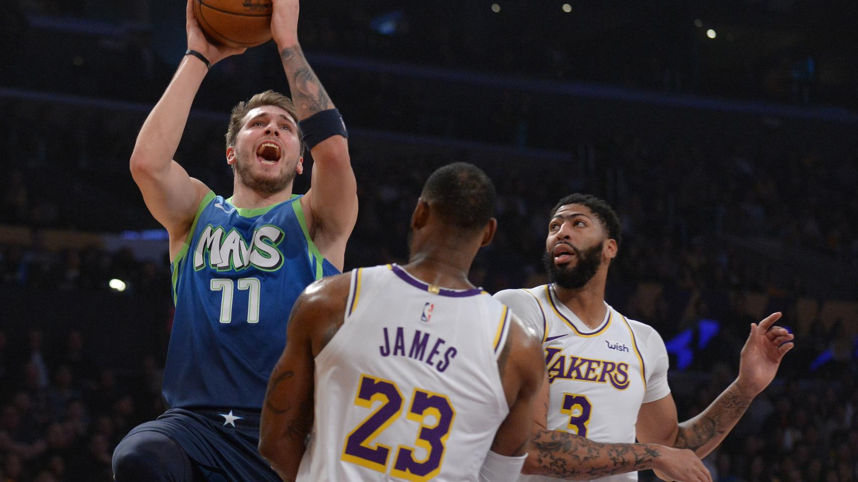 Doncic, con los Mavs, frente a Anthony Davis y LeBron James, con los Lakers