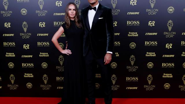 Virgil van Dijk, jugador del Liverpool, junto a su pareja Rike Nooitgedagt