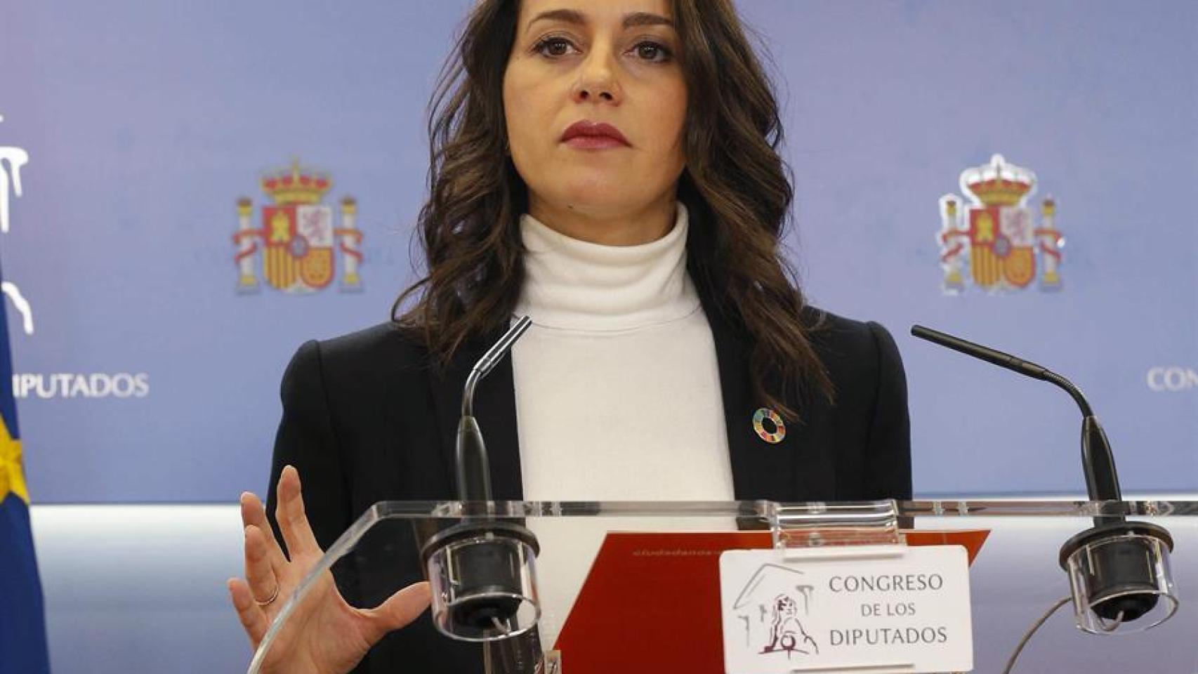 Inés Arrimadas, este lunes, durante la rueda de prensa que ha ofrecido en la Cámara Baja.