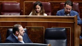 José Luis Ábalos, ministro de Fomento en funciones, mira de reojo a Pablo Iglesias, líder de Unidas Podemos, en el Congreso.