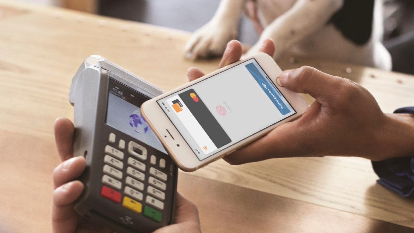 Una persona pagando con su tarjeta desde la aplicación de Orange Bank.