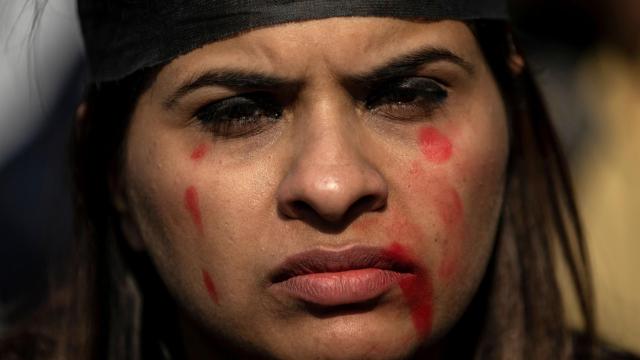 Una mujer participa en una protesta contra la violación en las afueras de Hyderabad.