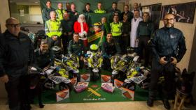 La Guardia Civil reparte minimotos eléctricas entre los pacientes infantiles de A Coruña
