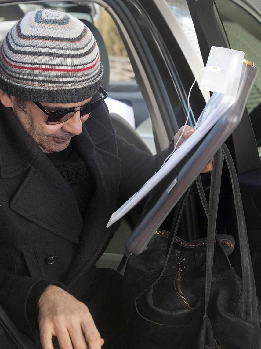 Jorge Javier Vázquez con abrigo negro y gorro de rayas de colores.