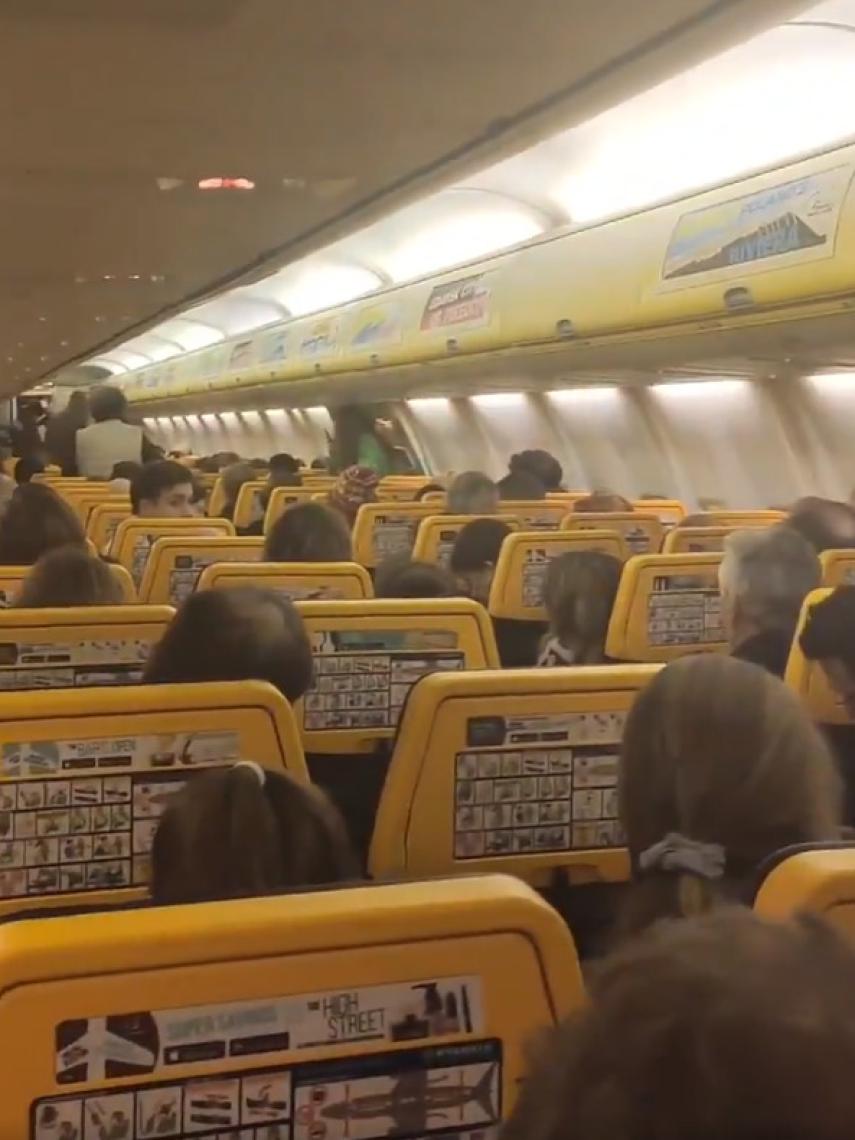 Imagen del interior del vuelo de Ryanair FR 1063.