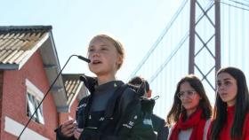 Greta Thunberg da un discurso a su llegada a Lisboa.