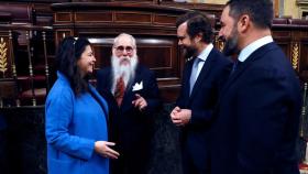 Agustín Zamarrón (Valle-Inclán) conversa con los diputados de Vox.