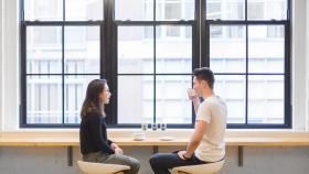 Una pareja tiene una cita en una cafetería.