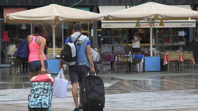 Dos turistas con una maleta, en una imagen de archivo.