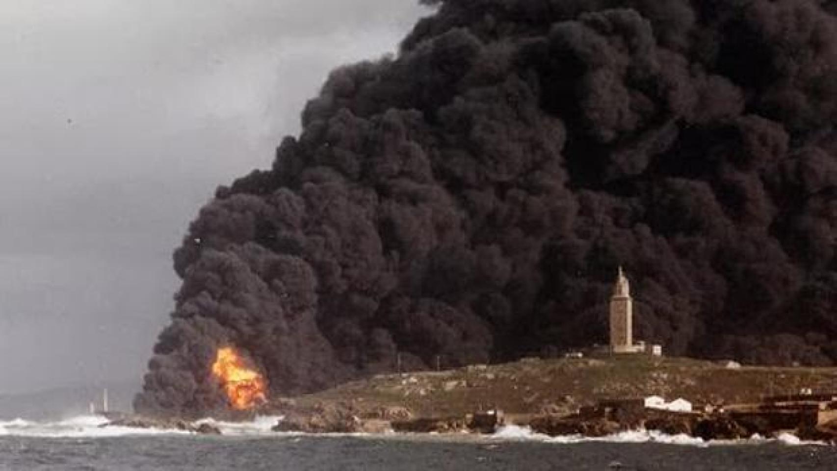 27 años del Mar Egeo, el petrolero que ardió bajo la Torre de Hércules en A Coruña
