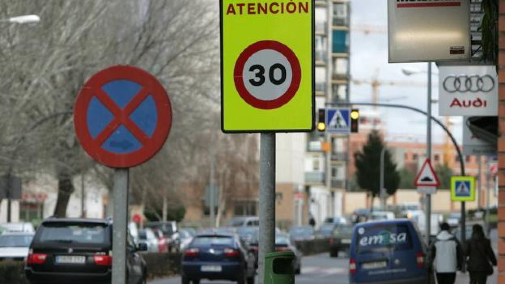 Límite de velocidad a 30 kilómetros/hora.