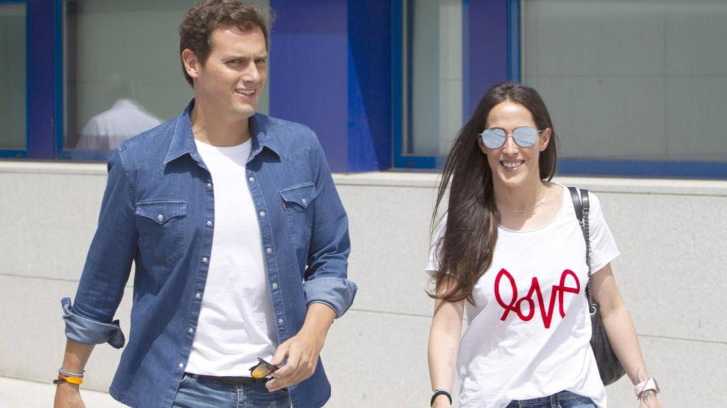 Albert Rivera y Malú, a la salida del hospital.