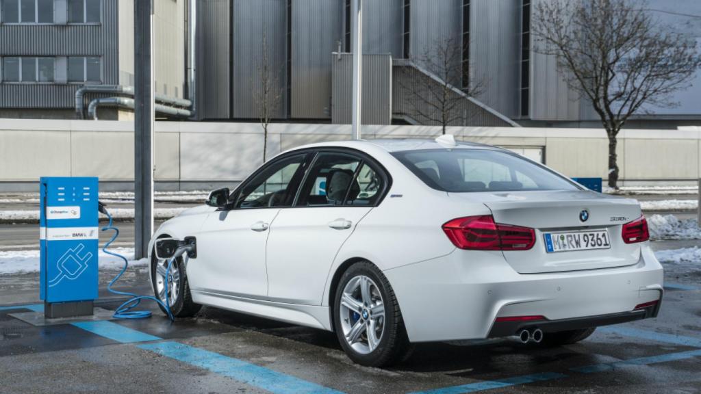 Un BMW Serie 3 PHEV contamina mucho más que su homólogo de gasolina si no se utiliza el motor eléctrico.