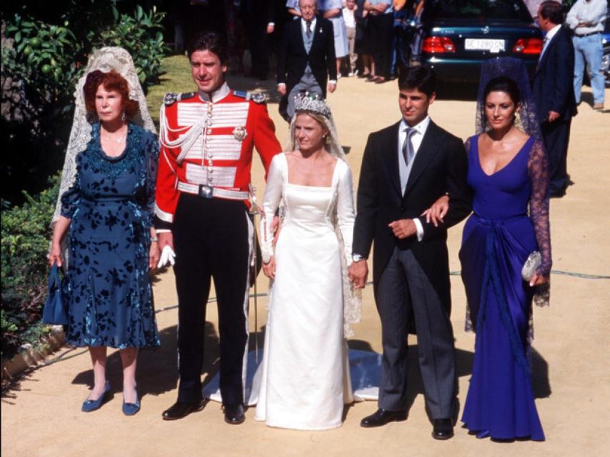 La duquesa de Alba, Cayetano Martínez de Irujo, Eugenia Martínez de Irujo, Francisco Rivera y Carmen Ordóñez en el Palacio de las Dueñas en Sevilla.