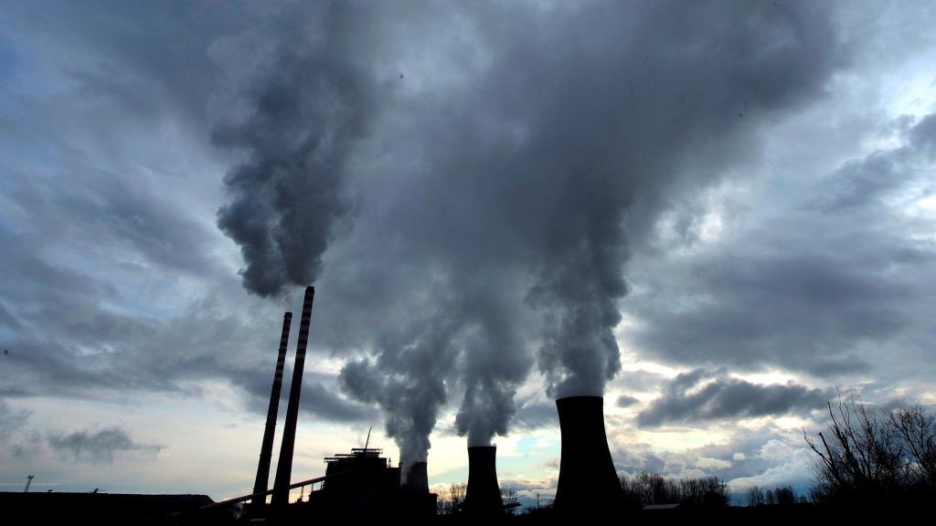 Vista de la planta térmica de carbón en Bitola, Macedonia, el 15 de diciembre de 2009.