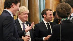 El primer ministro de Canadá, Justin Trudeau, el primer ministro británico, Boris Johnson, y el presidente de Francia, Emmanuel Macron, junto a otros dirigentes durante la cumbre de la OTAN.