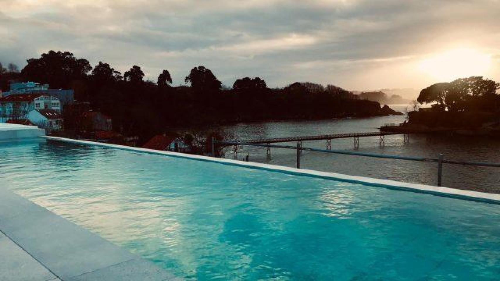 La piscina con vistas al Castillo, una de los secretos valorados