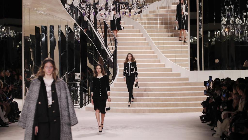 La escalera con espejos de la antigua casa de Gabrielle Chanel hizo de improvisada pasarela.