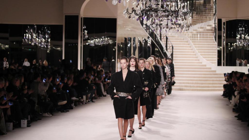 El desfile de Chanel ha rememorado el apartamento de su fundadora en París.