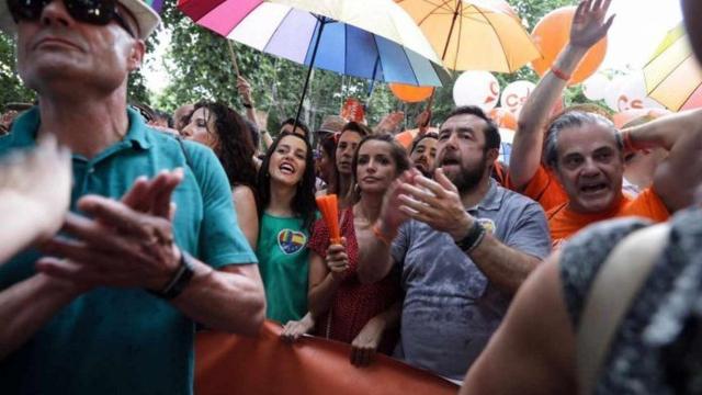 Los dirigentes de Ciudadanos, durante la marcha del Orgullo.