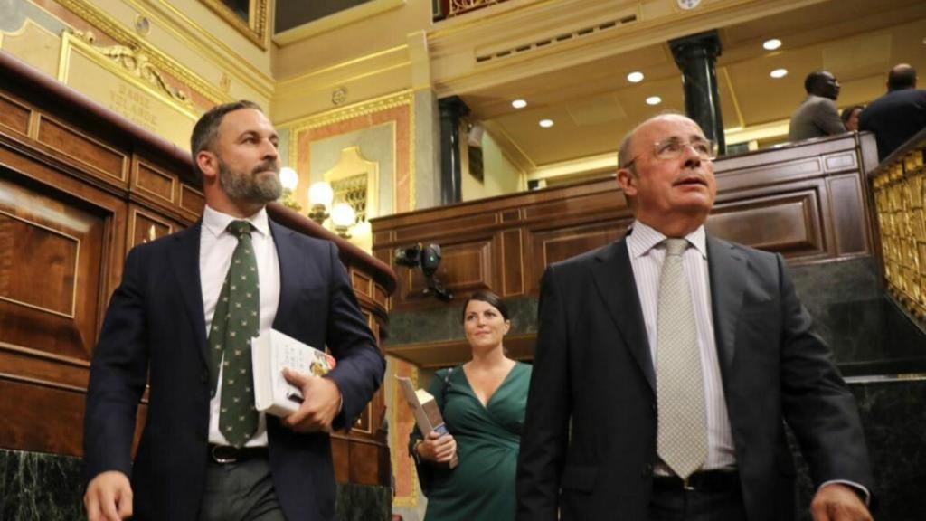 El líder de Vox, Santiago Abascal, junto a Ignacio Gil Lázaro en el Congreso de los Diputados