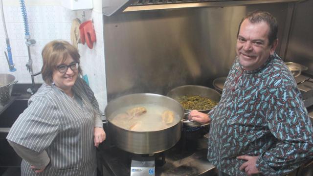 Ana y Vitiño, preparando un cocido en Casa Matilde.