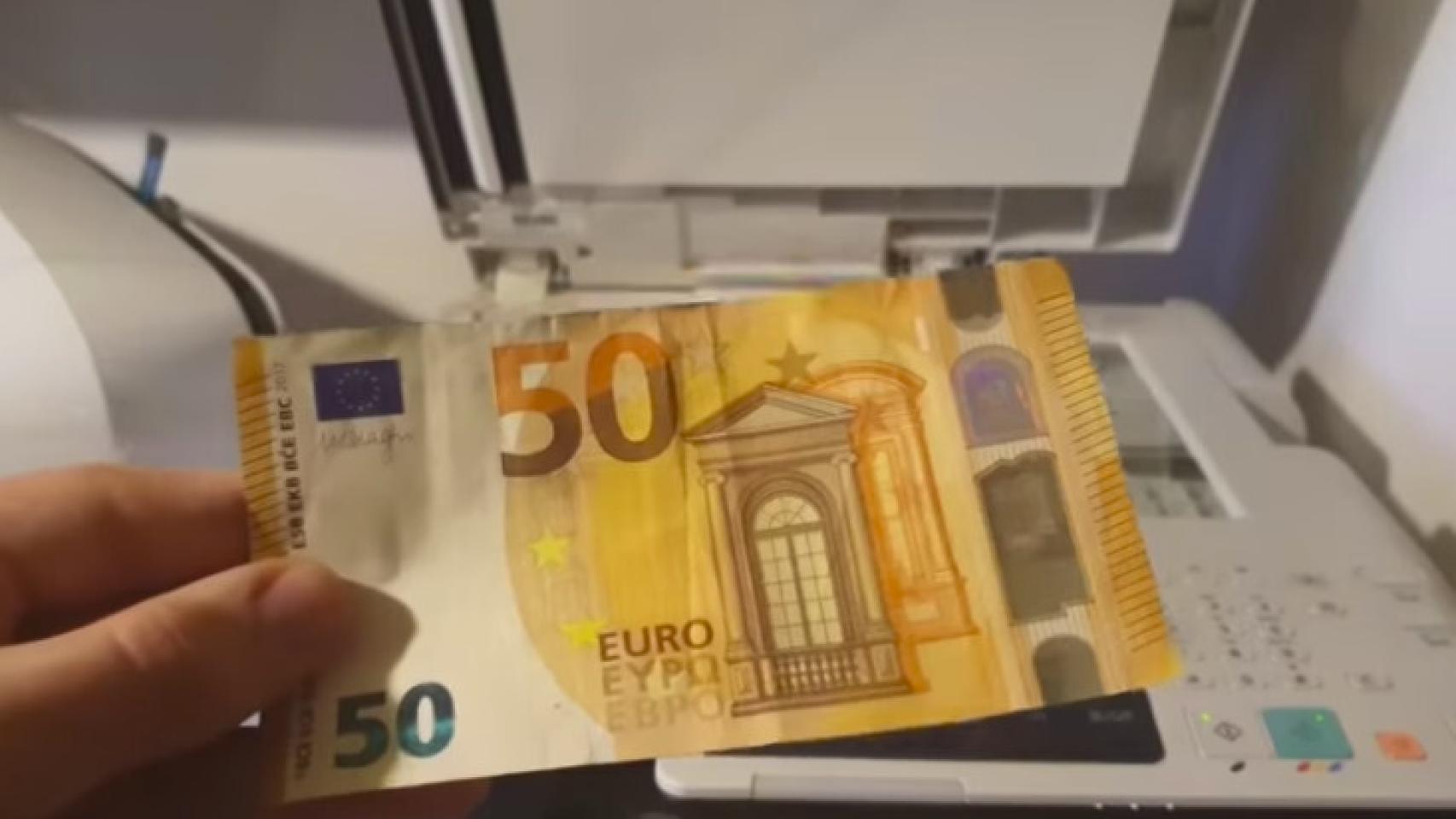 Captura del vídeo que se ha hecho viral en el que se intenta fotocopiar el billete