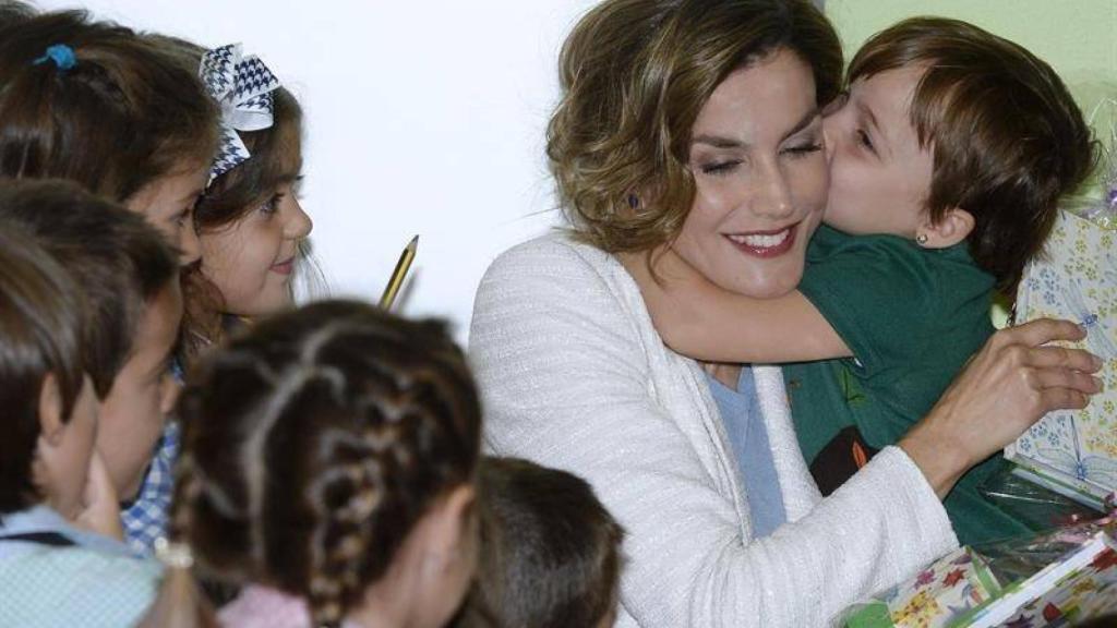 La Reina Leticia, abrazada por un niño en el inicio del curso.