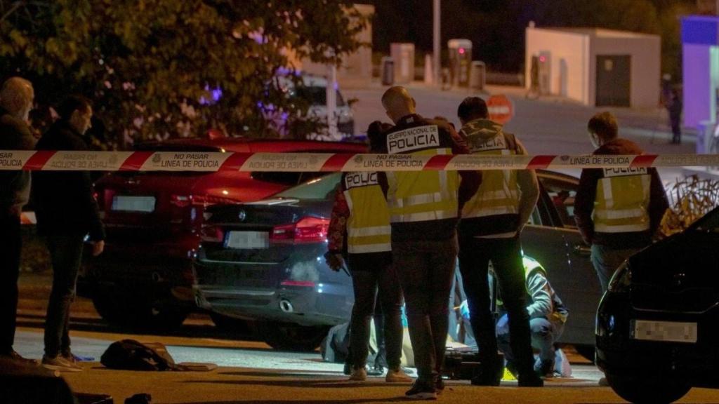 Efectivos de la Policía Nacional inspeccionan el lugar en el que se produjo el homicidio de un ciudadano francés de 60 años este pasado martes en Marbella (Málaga).