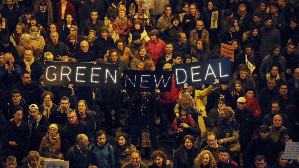 Miles de personas  este viernes en la Marcha por el Clima en el centro de Madrid.