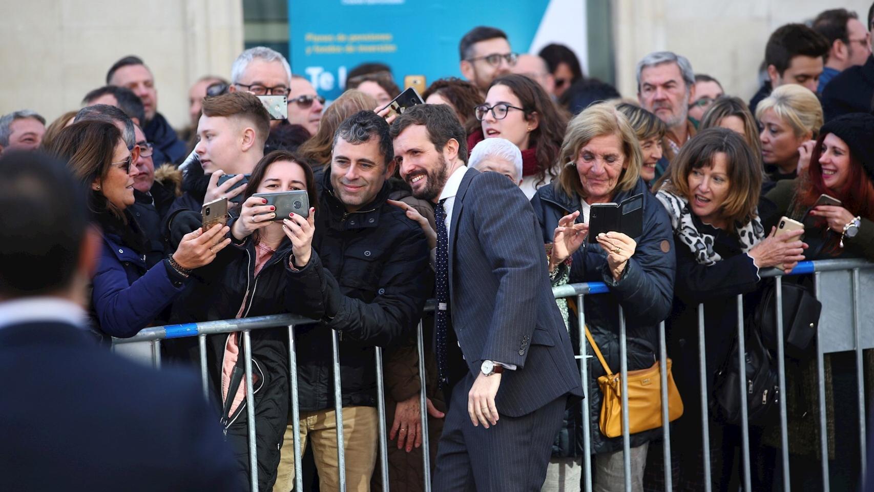 Pablo Casado saluda a los ciudadanos que seguían desde fuera el acto de la Constitución en el Congreso.