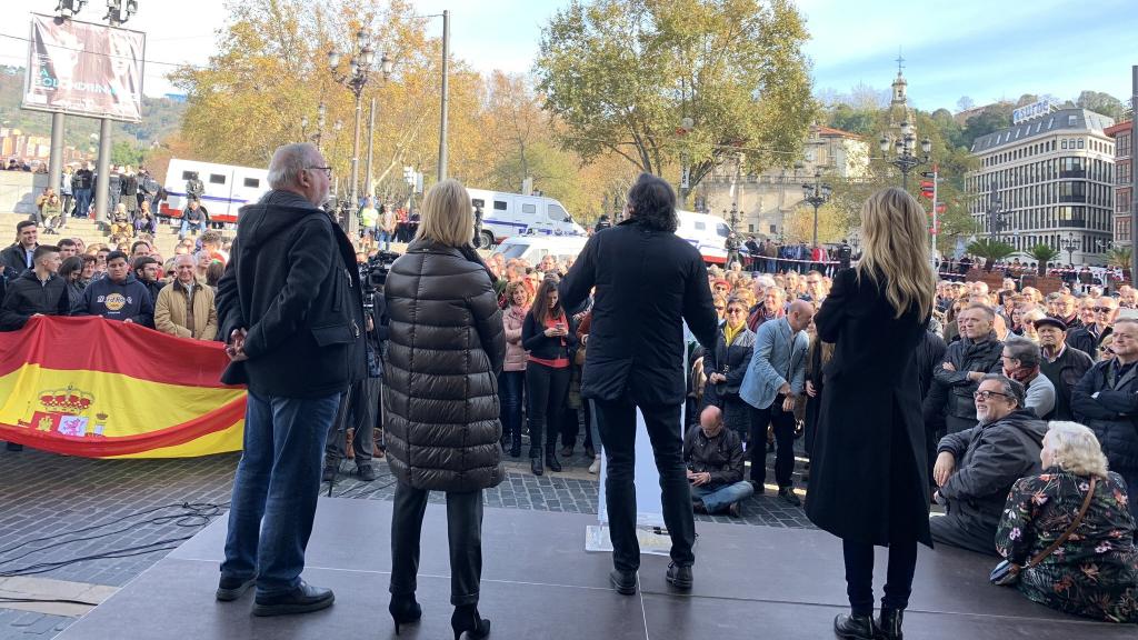 Savater, Díez, Espada y Álvarez de Toledo, celebran la Constitución en Bilbao, rodeados de furgonetas de la Ertzaintza.