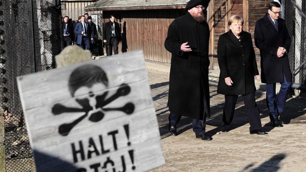 Merkel a la entrada de Auschwitz.