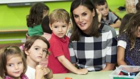 La Reina con un grupo de niños en el colegio Baudilio Arce de Asturias.