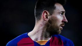 Leo Messi con el parche blanco y azul de 'La Marató' de Barcelona
