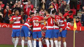 Los jugadores del Granada celebran uno de los goles del partido