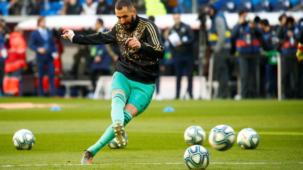 Karim Benzema, calentando en el Santiago Bernabéu antes del partido frente al Espanyol