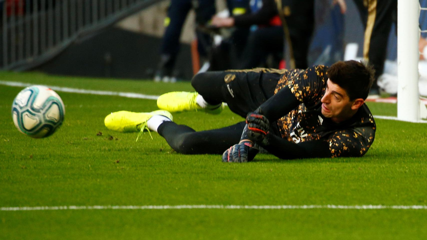 Thibaut Courtois, calentando en el Santiago Bernabéu antes del partido frente al Espanyol