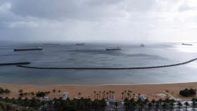 Playa canaria con cielos nubosos.