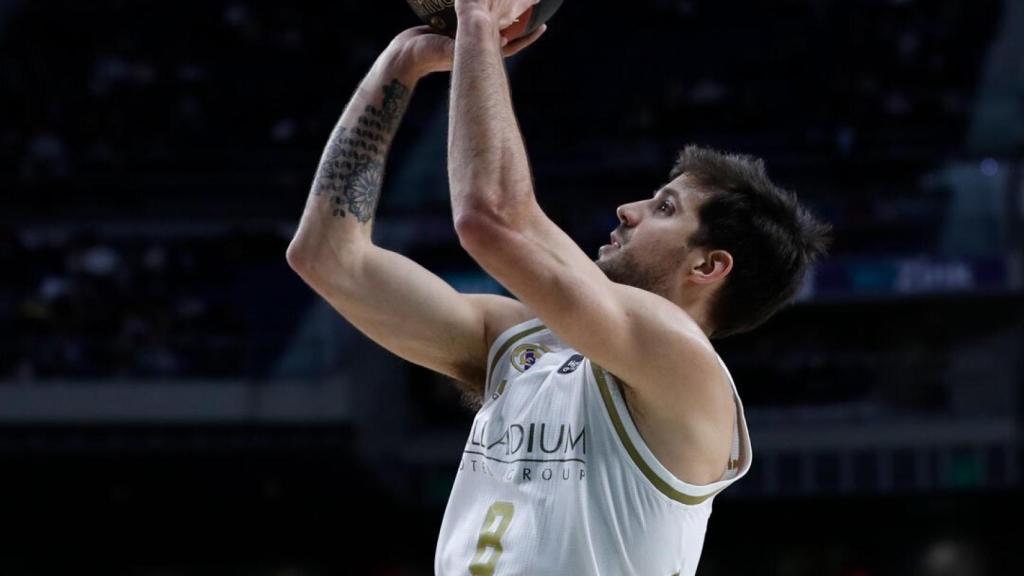 Laprovittola lanza a canasta durante el partido entre Real Madrid y San Pablo Burgos de Liga Endesa