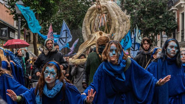 El movimiento Extinction Rebellion se ha manifestado este domingo en Madrid con una marcha por los océanos muertos.