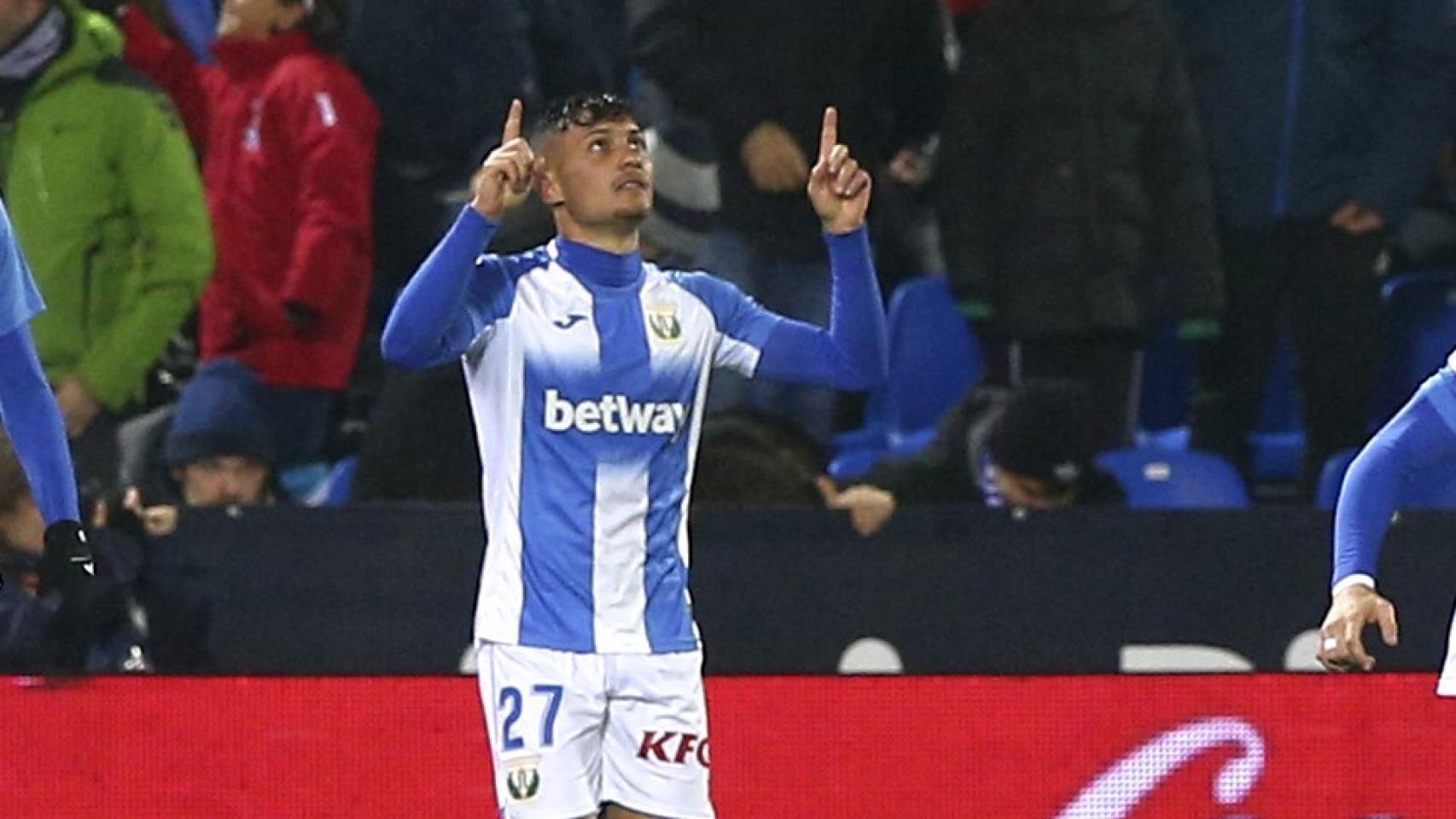 Óscar celebra uno de los goles del partido