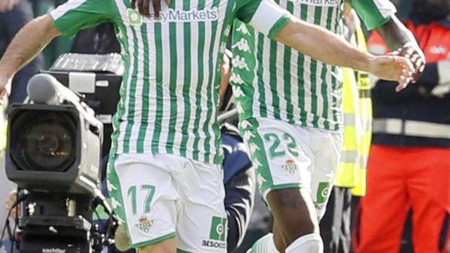 Joaquín celebra un gol con el Betis