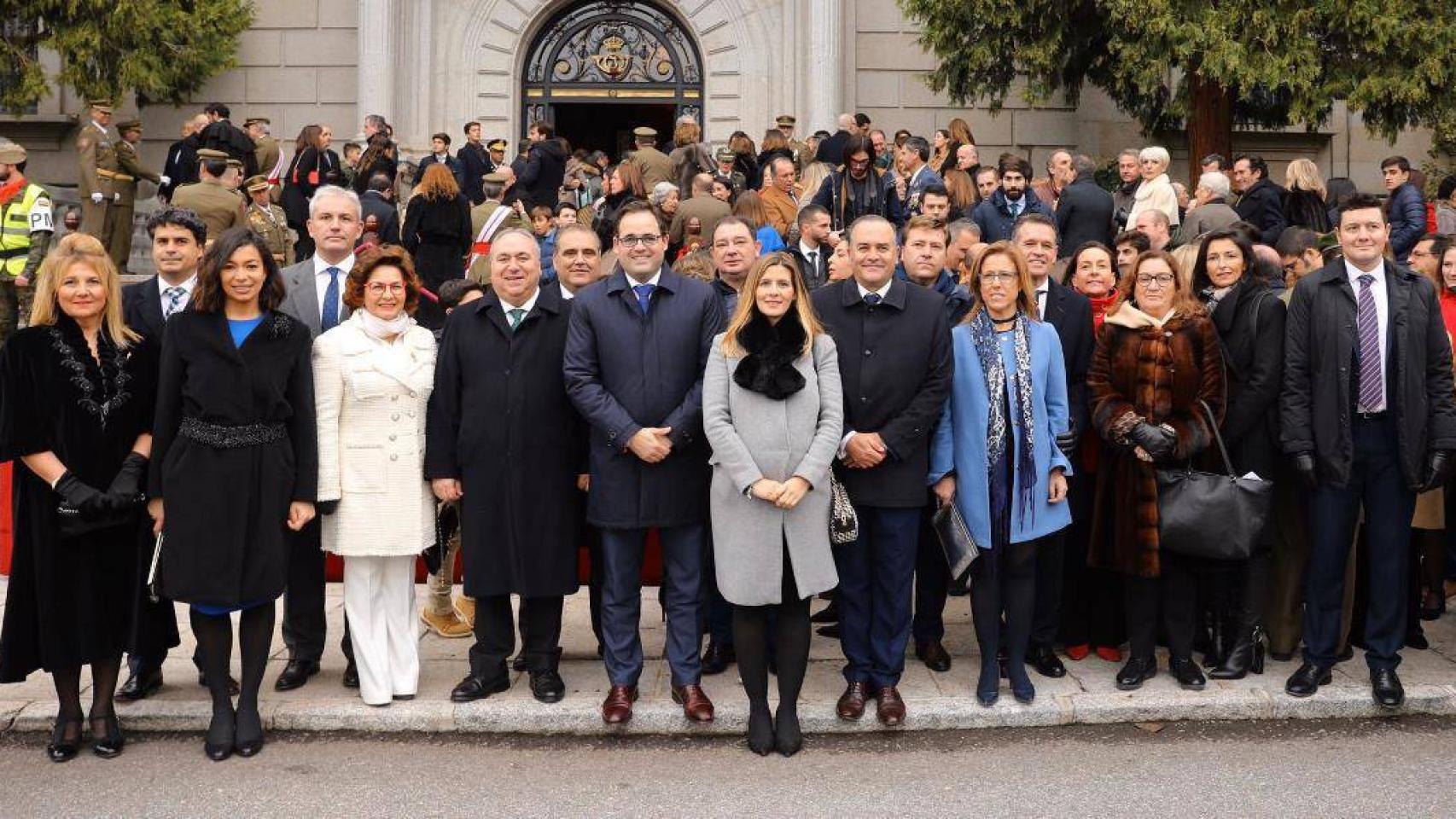 Foto de familia de los cargos del PP, encabezados por Paco Núñez, que han asistido a los actos de la Academia