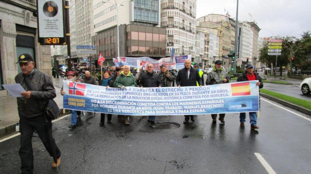 Gallegos se concentran en A Coruña ante el consulado noruego para exigir sus pensiones