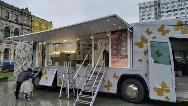 Un autobús ambulante regala pírsines en la plaza de Pontevedra de A Coruña