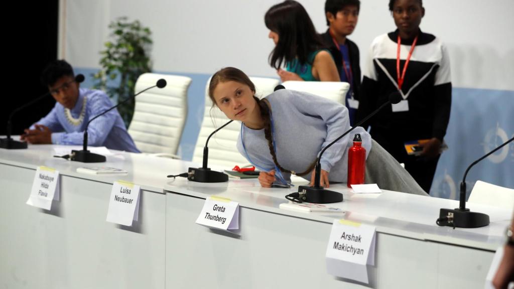 Greta Thunberg este lunes en una rueda de prensa de jóvenes activistas climáticos en la cumbre del clima.