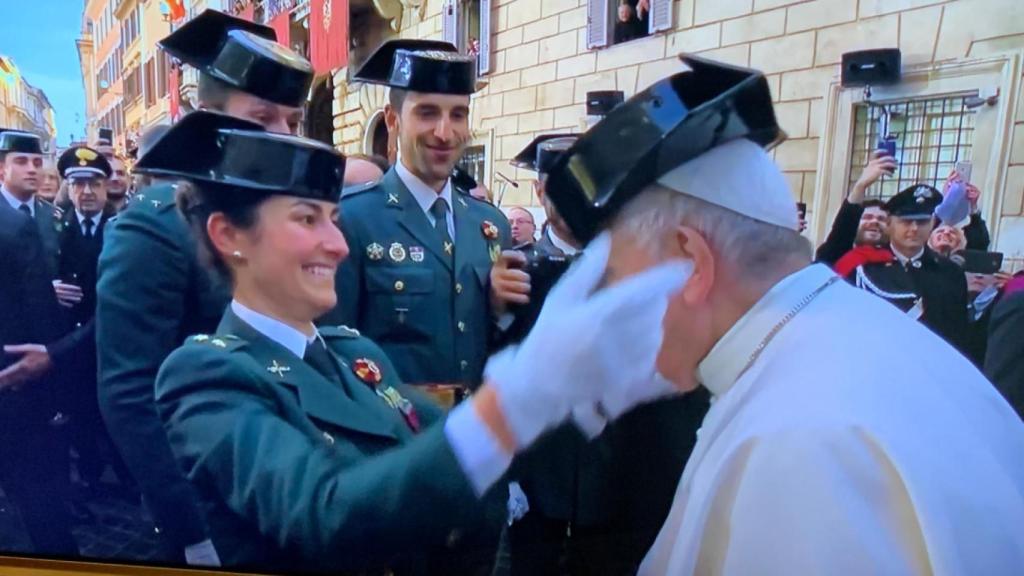 Por qué la Guardia Civil le impone al Papa el tricornio en un acto de Roma