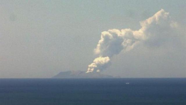 El volcán Whakaari en Nueva Zelanda.